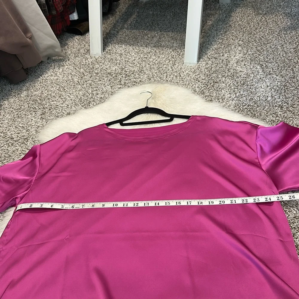 NWOT DAILY DRILLS Silky Collection Women's Fuchsia Short Sleeve Top. Size L. - Picture 4 of 5